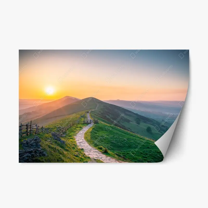 Repositionierbarer Aufkleber sonnenaufgang über grünen hügeln mit steinweg