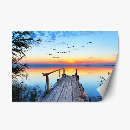 Repositionierbarer Aufkleber steg bei sonnenuntergang über ruhigem see – Pixers®