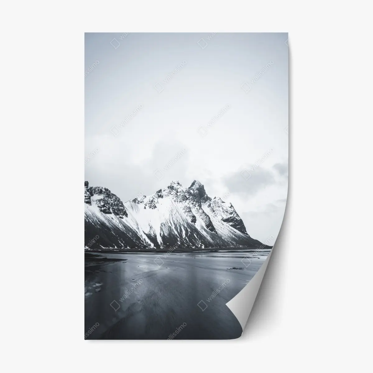 Repositionierbarer Aufkleber ruhige schneebedeckte berglandschaft am meer – Pixers®