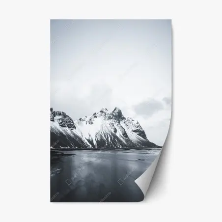 Repositionierbarer Aufkleber ruhige schneebedeckte berglandschaft am meer – Pixers®