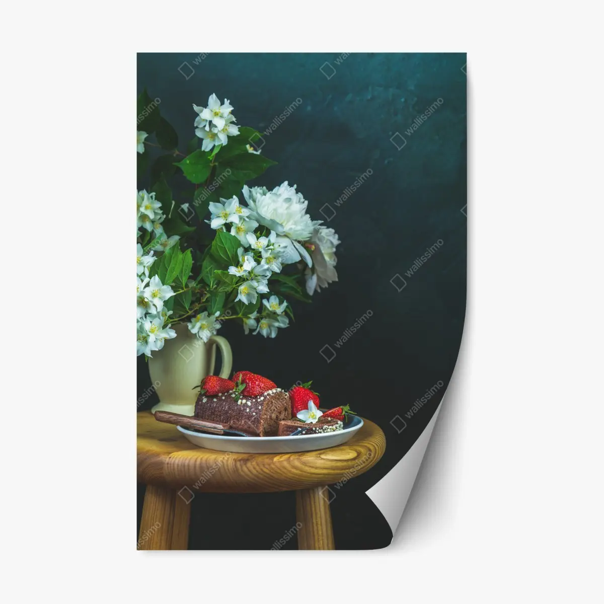 Repositionierbarer Aufkleber schokoladenrolle mit erdbeeren und weißen blüten – Pixers®