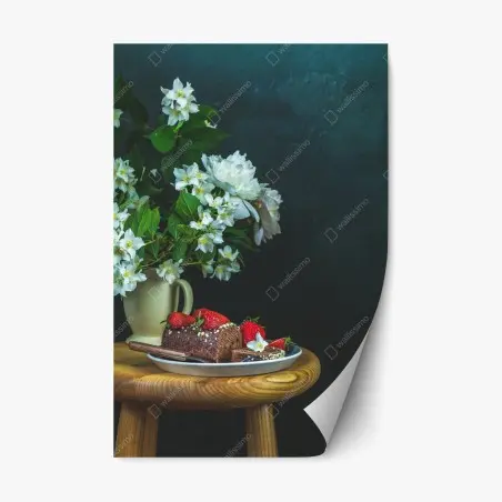 Repositionierbarer Aufkleber schokoladenrolle mit erdbeeren und weißen blüten – Pixers®