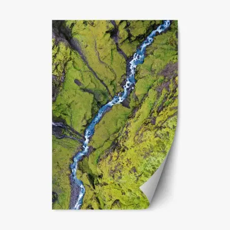 Repositionierbarer Aufkleber luftaufnahme: fluss in moosbedeckter schlucht – Pixers®