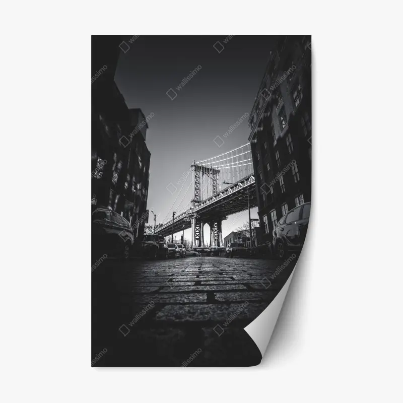 Repositionierbarer Aufkleber Manhattan brücke perspektive über kopfsteinpflaster