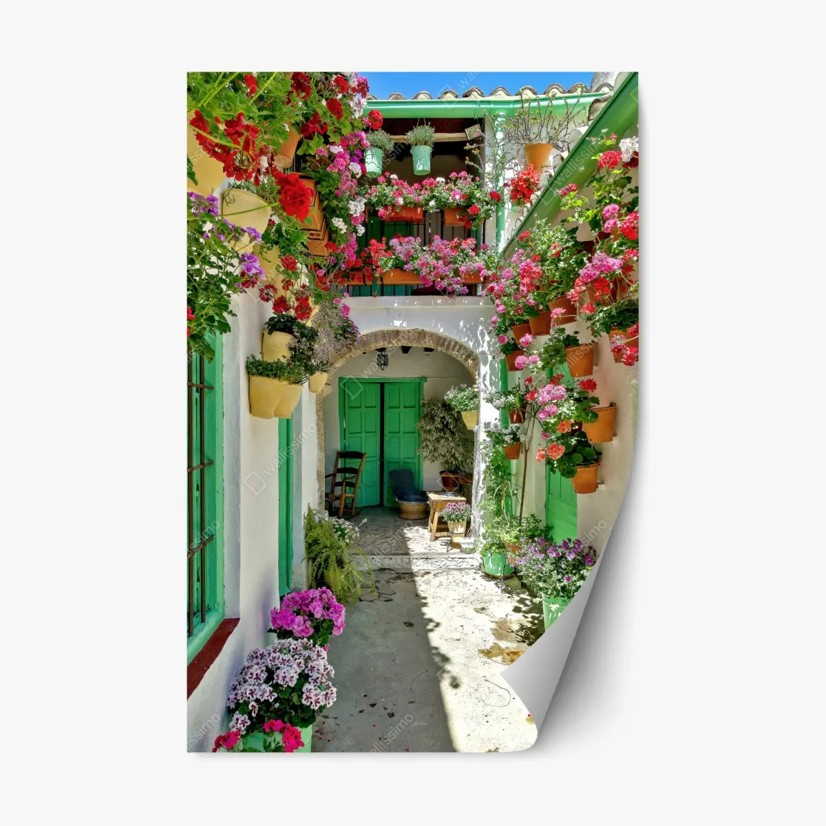 Repositionierbarer Aufkleber sonniger innenhof mit blumen und grünen türen – Pixers®