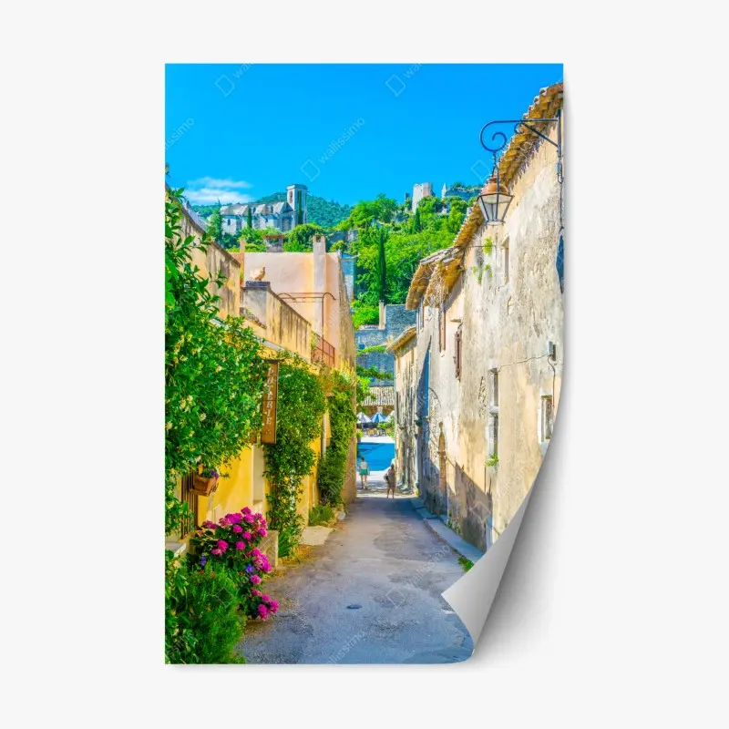 Repositionierbarer Aufkleber sonnenbeschienene gasse in einem mediterranen dorf