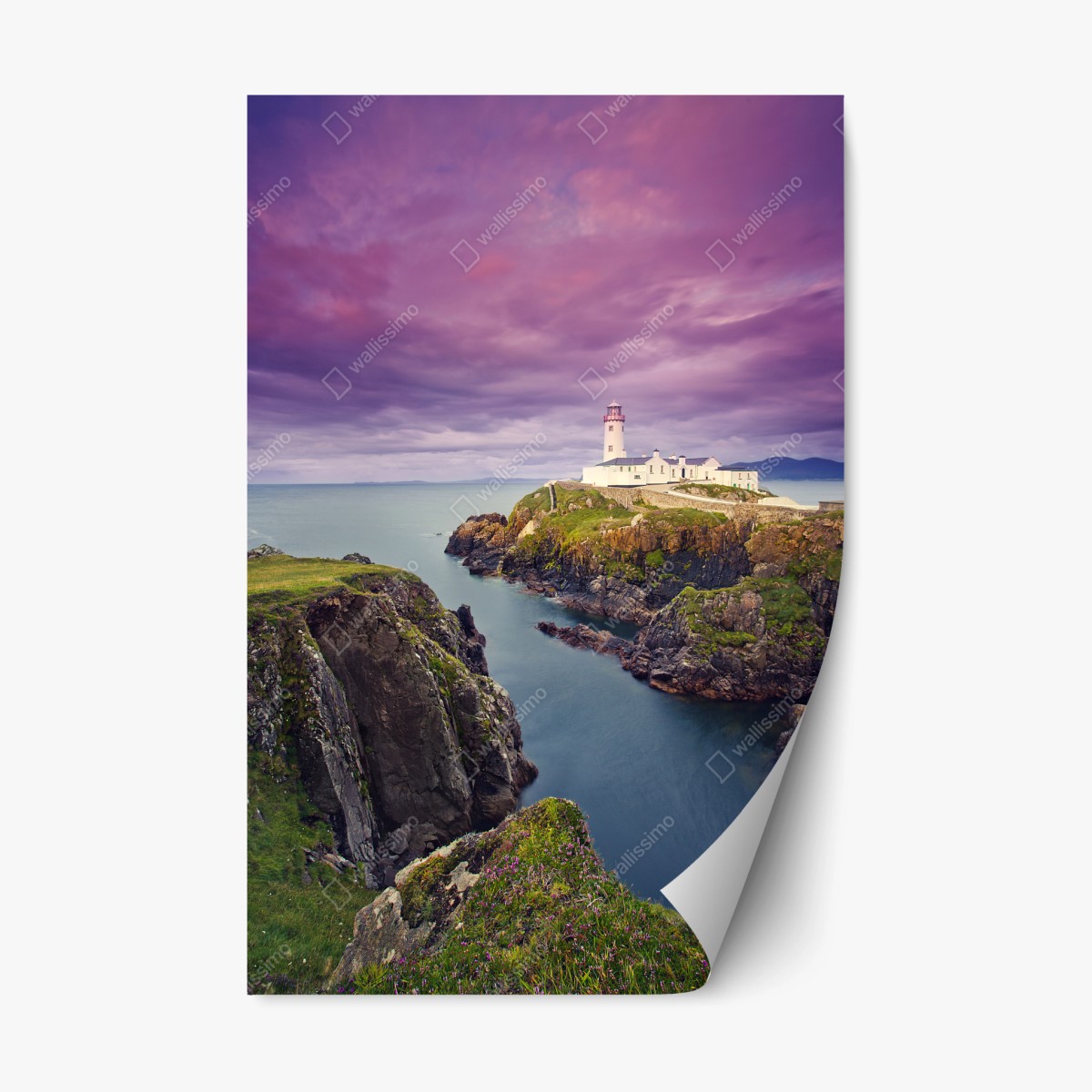 Repositionierbarer Aufkleber lila leuchtturm an steiler küste – Pixers®