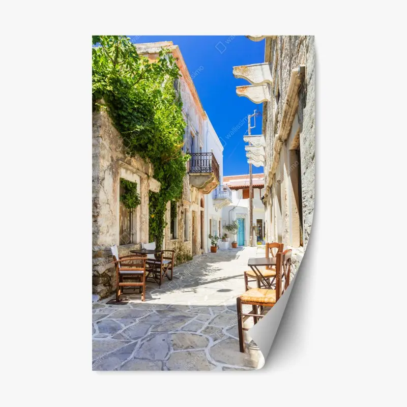 Repositionierbarer Aufkleber sonnenbeschienene mediterrane gasse mit caféstühlen