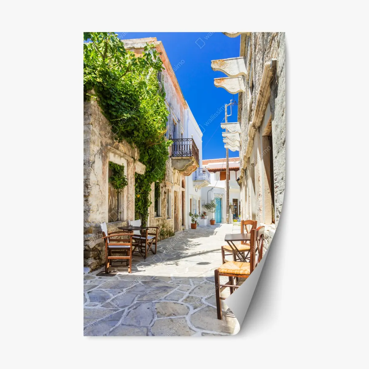 Repositionierbarer Aufkleber sonnenbeschienene mediterrane gasse mit caféstühlen – Pixers®