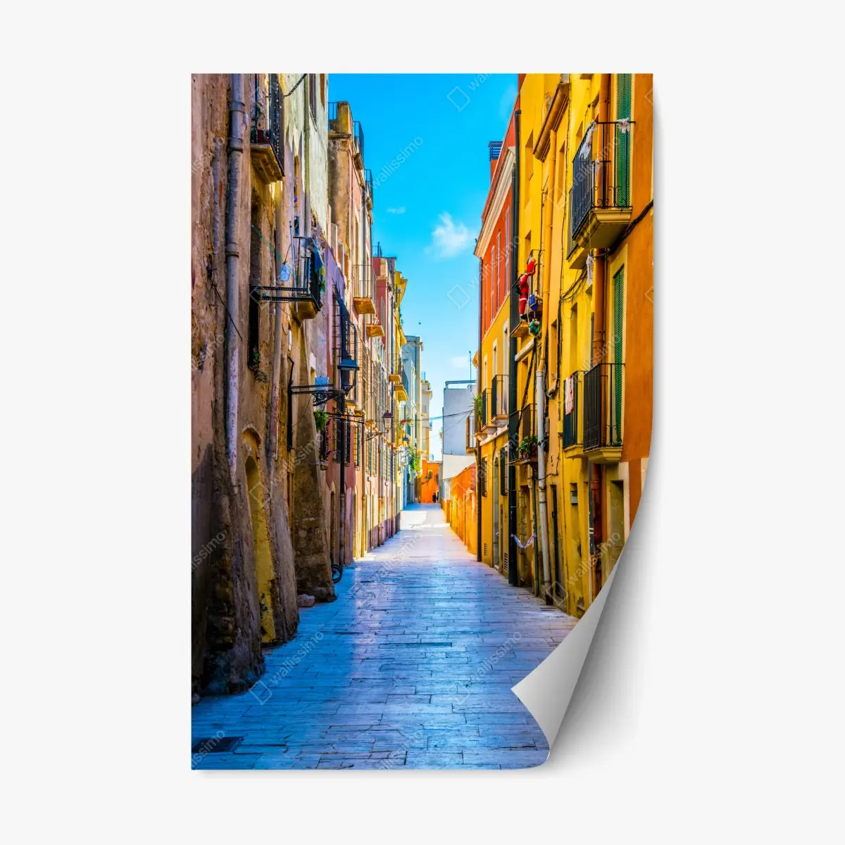 Repositionierbarer Aufkleber sonnenbeschienene mediterrane gasse mit bunten fassaden – Pixers®