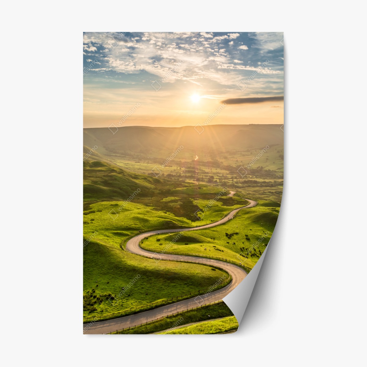 Repositionierbarer Aufkleber goldener sonnenuntergang über einer geschwungenen landstraße – Pixers®