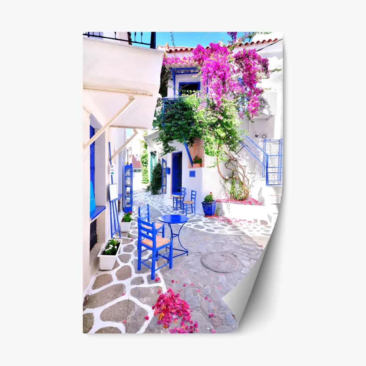 Repositionierbarer Aufkleber sonnige gasse mit blauen stühlen – Pixers®