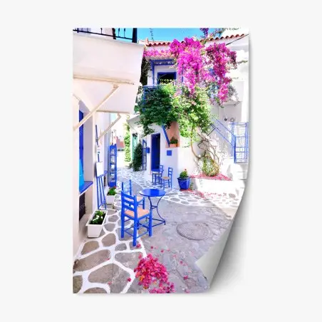 Repositionierbarer Aufkleber sonnige gasse mit blauen stühlen – Pixers®