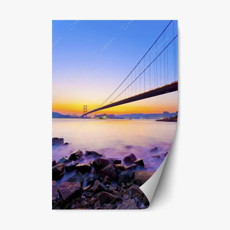 Repositionierbarer Aufkleber goldener sonnenuntergang über hängebrücke