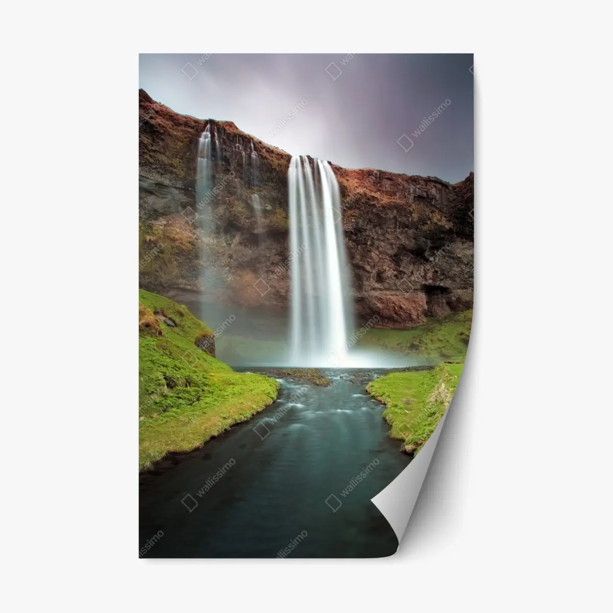 Repositionierbarer Aufkleber nebeliger wasserfall im üppigen tal – Pixers®