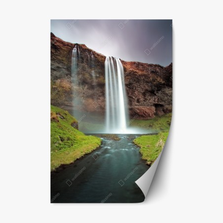 Repositionierbarer Aufkleber nebeliger wasserfall im üppigen tal – Pixers®