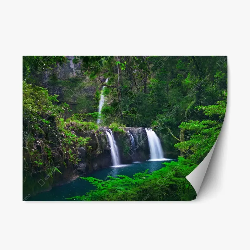 Repositionierbarer Aufkleber beruhigender wasserfall im smaragdgrünen wald