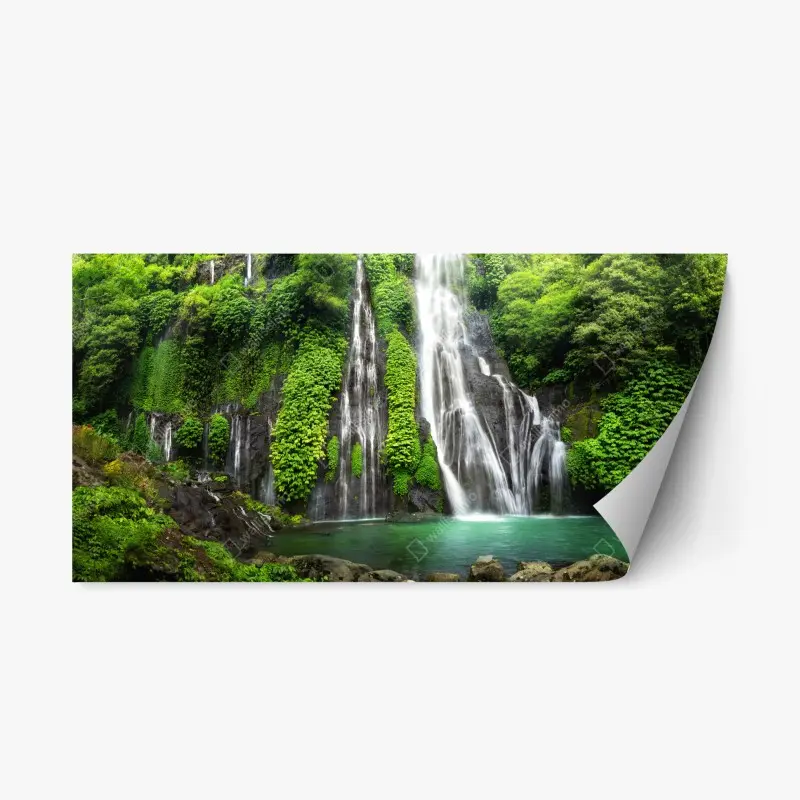 Repositionierbarer Aufkleber ruhiger wasserfall im smaragdgrünen wald