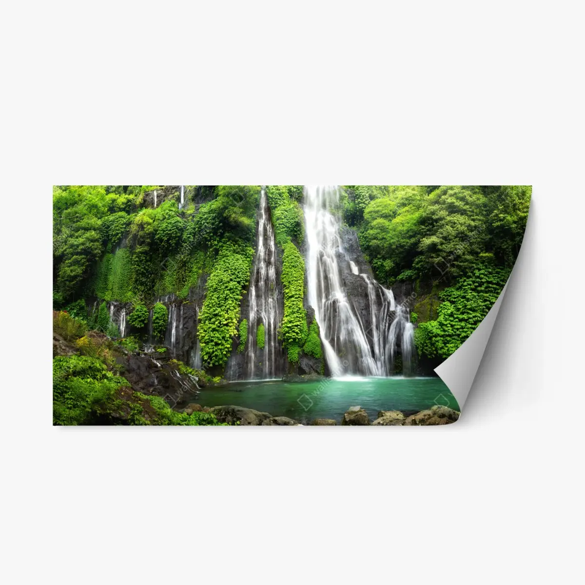 Repositionierbarer Aufkleber ruhiger wasserfall im smaragdgrünen wald – Pixers®