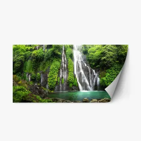Repositionierbarer Aufkleber ruhiger wasserfall im smaragdgrünen wald – Pixers®
