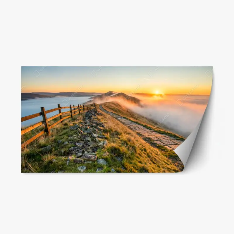 Repositionierbarer Aufkleber sonnenaufgang über einem nebligen bergrücken mit steinweg