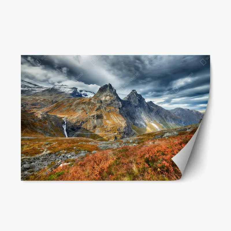 Repositionierbarer Aufkleber herbstliche berglandschaft mit wasserfall und serpentinenstraße