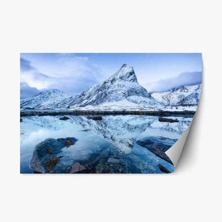 Repositionierbarer Aufkleber schneebedeckter berg gespiegelt auf ruhigem wasser, Norwegen – Pixers®