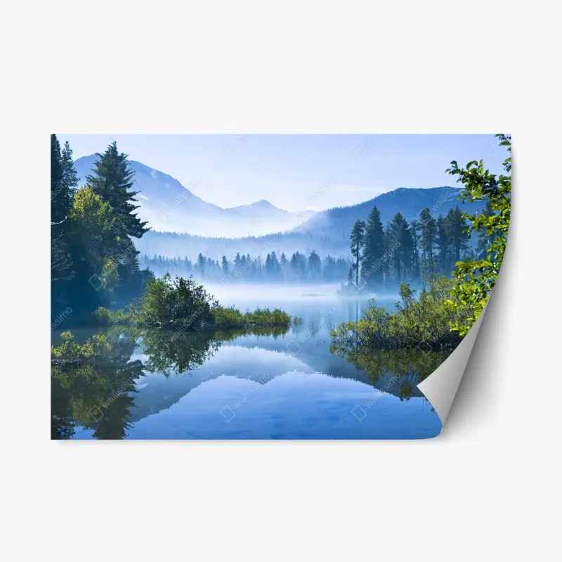Repositionierbarer Aufkleber nebliger bergsee mit spiegelnder oberfläche