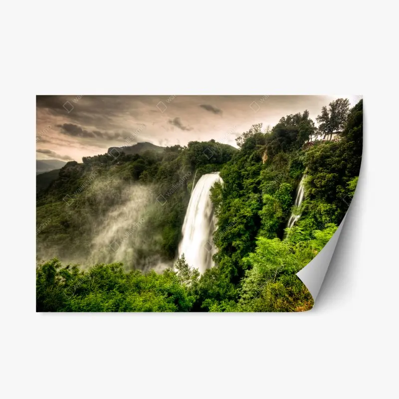 Repositionierbarer Aufkleber Marmore wasserfall in Umbrien: neblige grüne landschaft