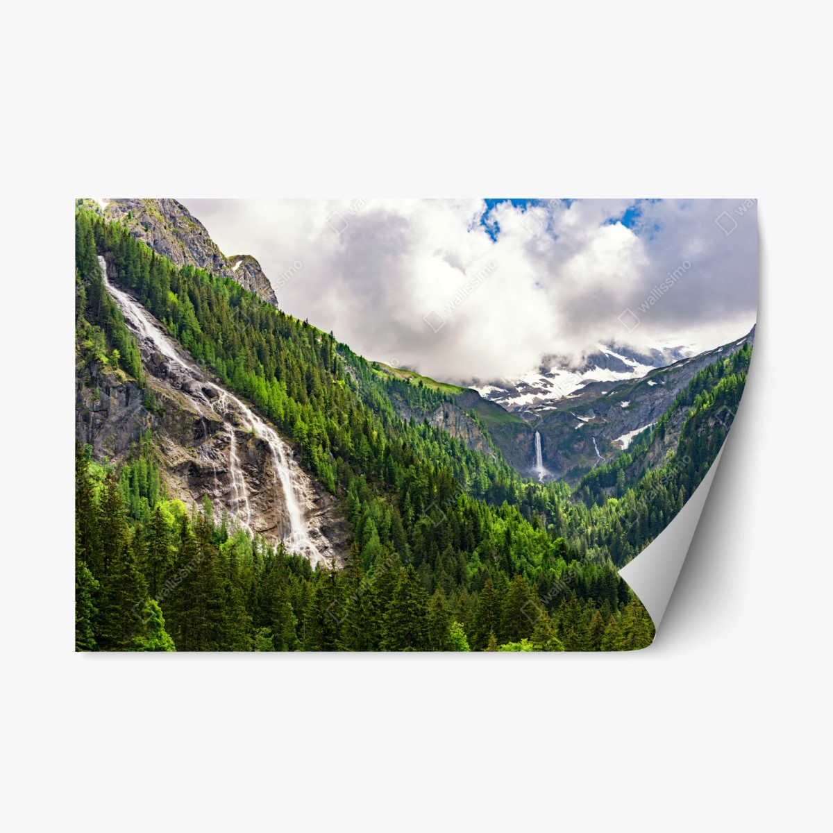 Repositionierbarer Aufkleber nebelverhangener alpenwasserfall über grüner waldschlucht – Pixers®