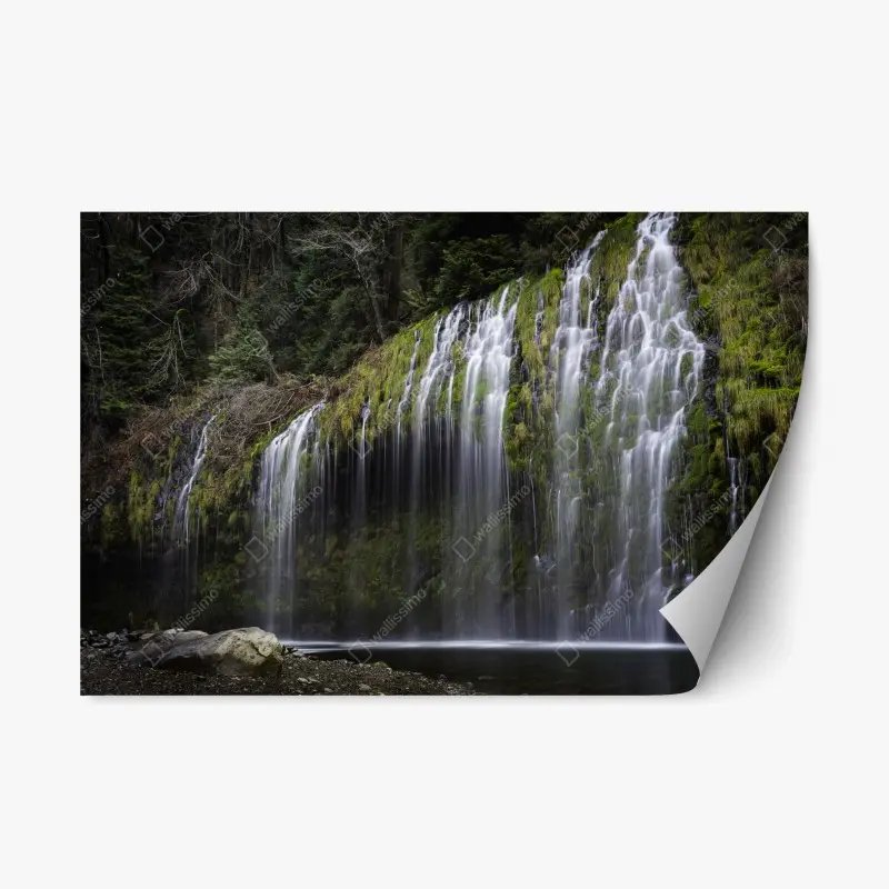 Repositionierbarer Aufkleber moosiger wasserfall im wald