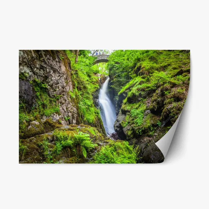 Repositionierbarer Aufkleber wasserfall in moosiger schlucht mit steinbrücke