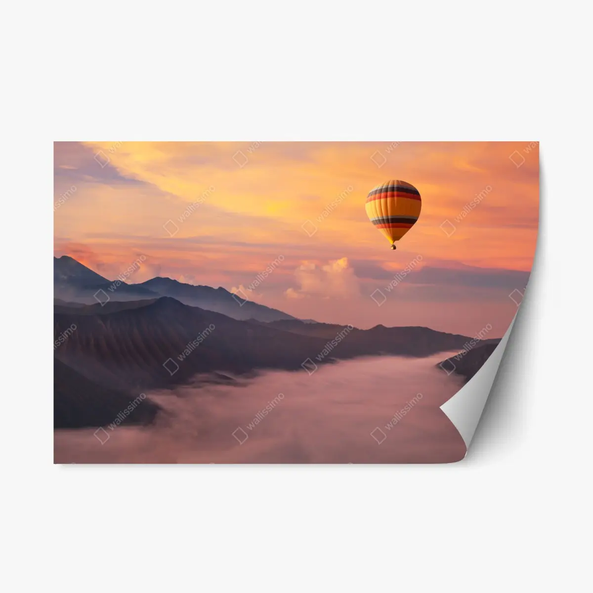 Repositionierbarer Aufkleber heißluftballon über nebligen bergen bei sonnenaufgang – Pixers®
