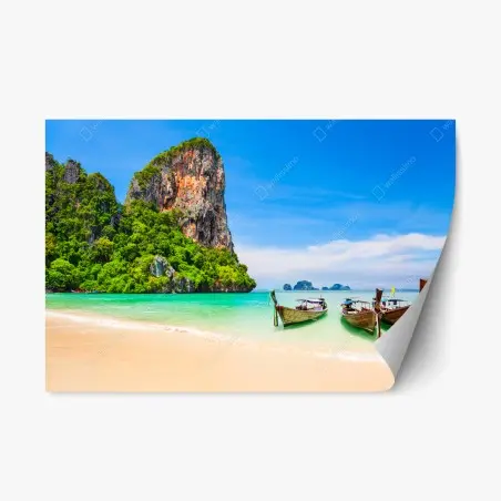 Repositionierbarer Aufkleber tropischer strand mit traditionellen booten in Thailand – Pixers®