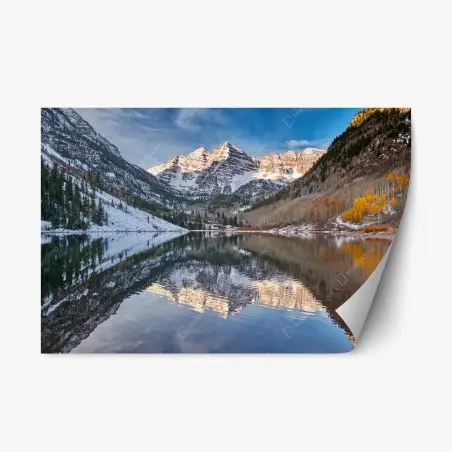 Repositionierbarer Aufkleber ruhiger alpensee, der schneebedeckte gipfel und bunte herbstbäume spiegelt – Pixers®