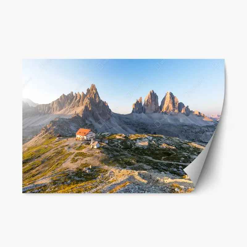 Repositionierbarer Aufkleber sonnenbeschienene berghütte und alpine gipfel