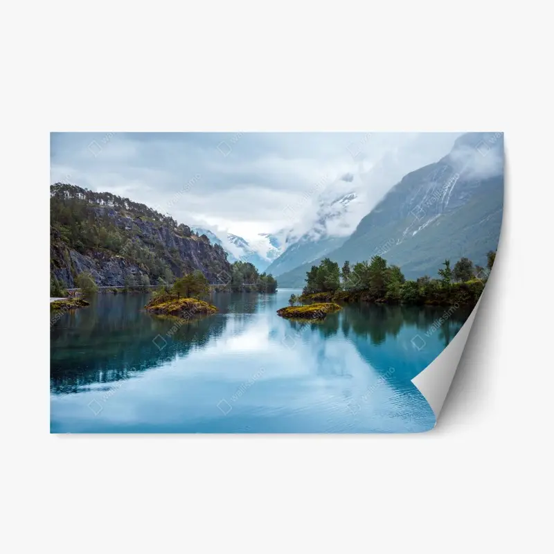 Repositionierbarer Aufkleber Lovatnet see mit spiegelung in nebeligen bergen Norwegens