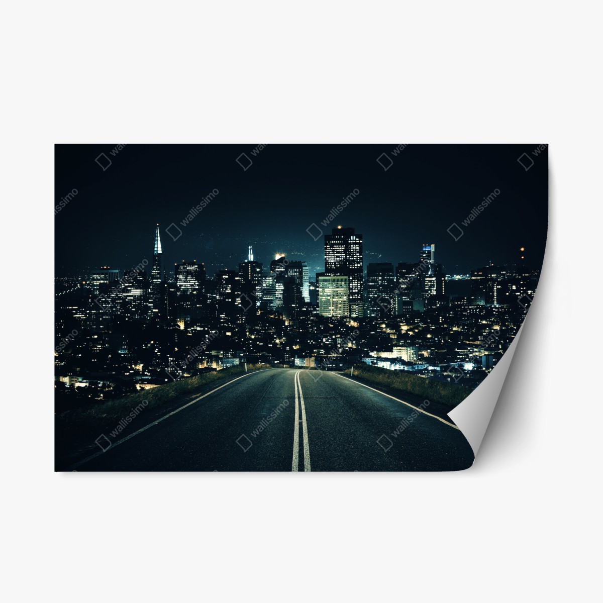 Repositionierbarer Aufkleber straße zur beleuchteten stadtsilhouette bei nacht – Pixers®