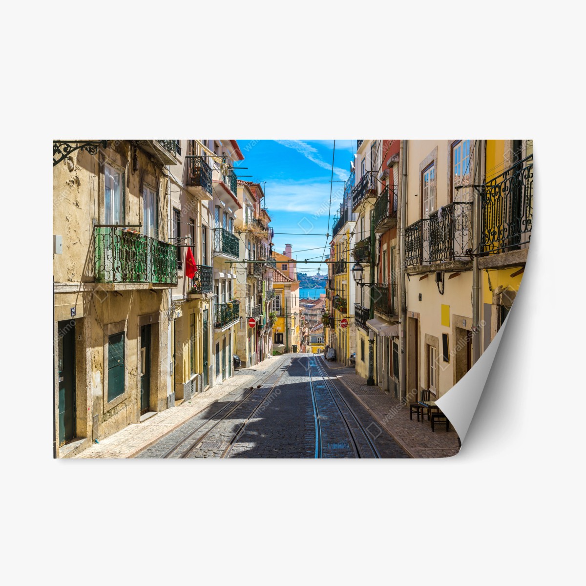 Repositionierbarer Aufkleber alte straße in Lissabon an einem sommerlichen tag – Pixers®