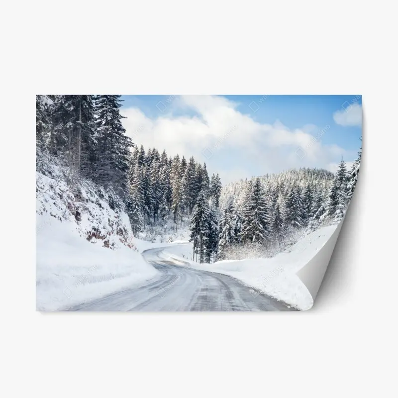 Repositionierbarer Aufkleber winterstraße durch verschneiten nadelwald