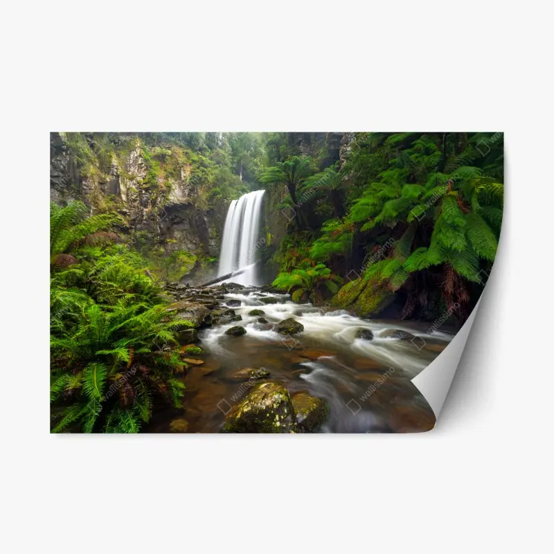 Repositionierbarer Aufkleber üppiger wasserfall im farnwald