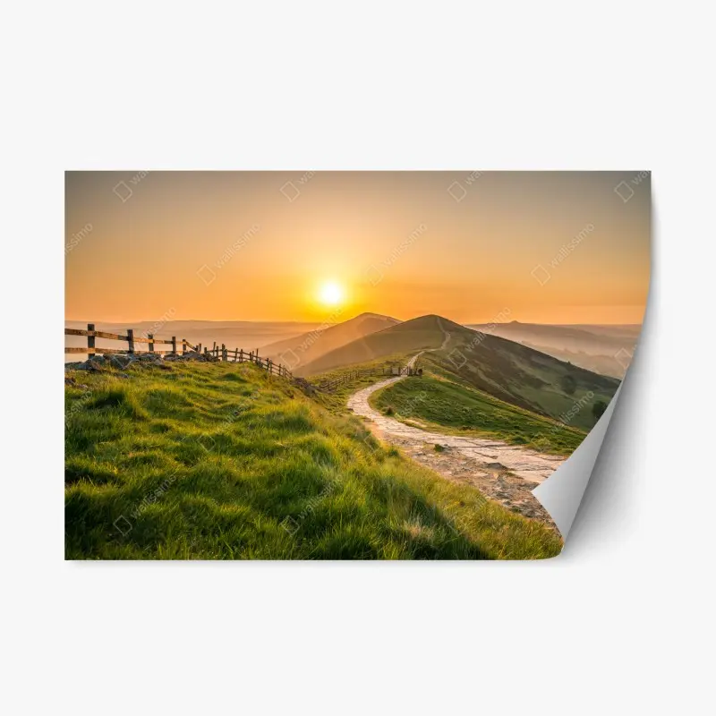 Repositionierbarer Aufkleber sonnenaufgang über grünen hügeln