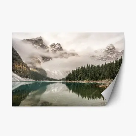 Repositionierbarer Aufkleber nebliger bergsee mit spiegelung – Pixers®
