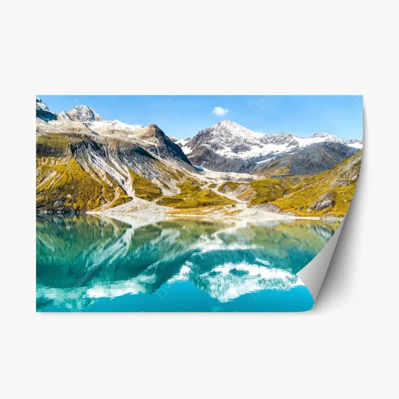 Repositionierbarer Aufkleber ruhiger alpensee mit schneebedeckten gipfeln