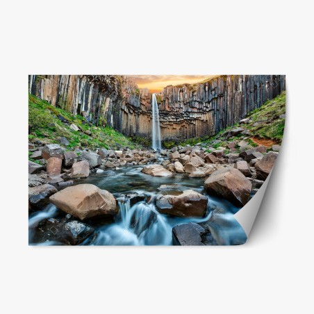 Repositionierbarer Aufkleber dramatischer wasserfall zwischen basaltklippen – Pixers®