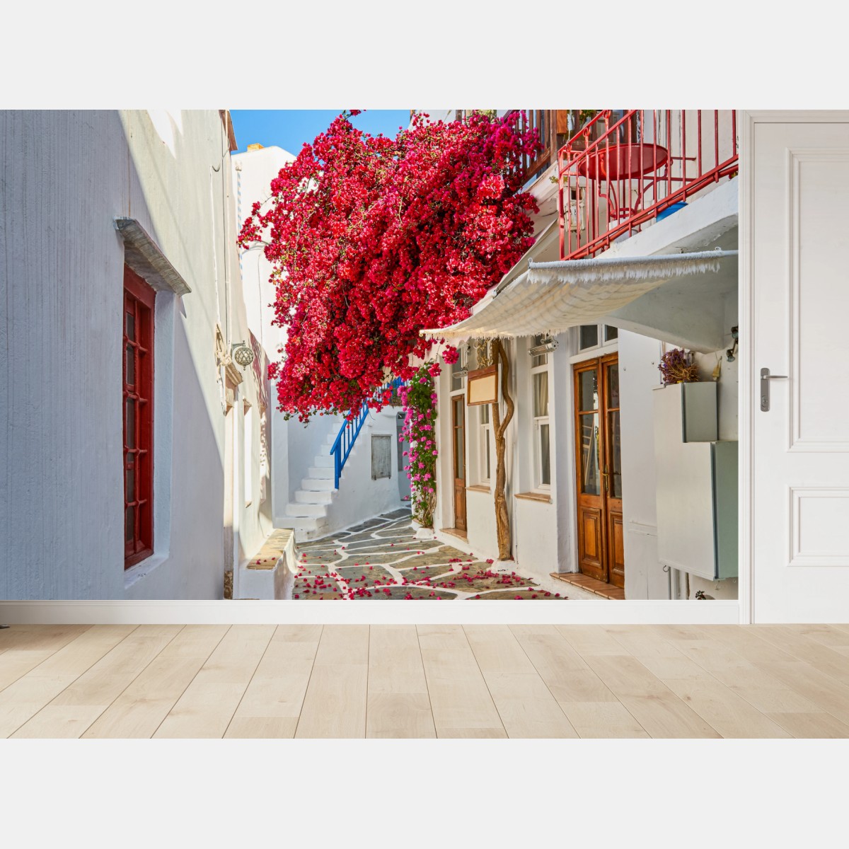 Fototapete sonnige mediterrane gasse mit bougainvillea – Pixers®