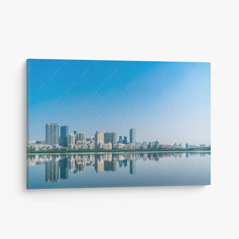 Leinwandbild ruhige stadtsilhouette mit spiegelung im wasser