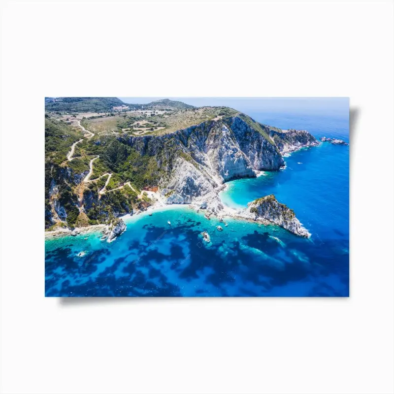 Poster luftaufnahme von steilen klippen und türkisblauem meer