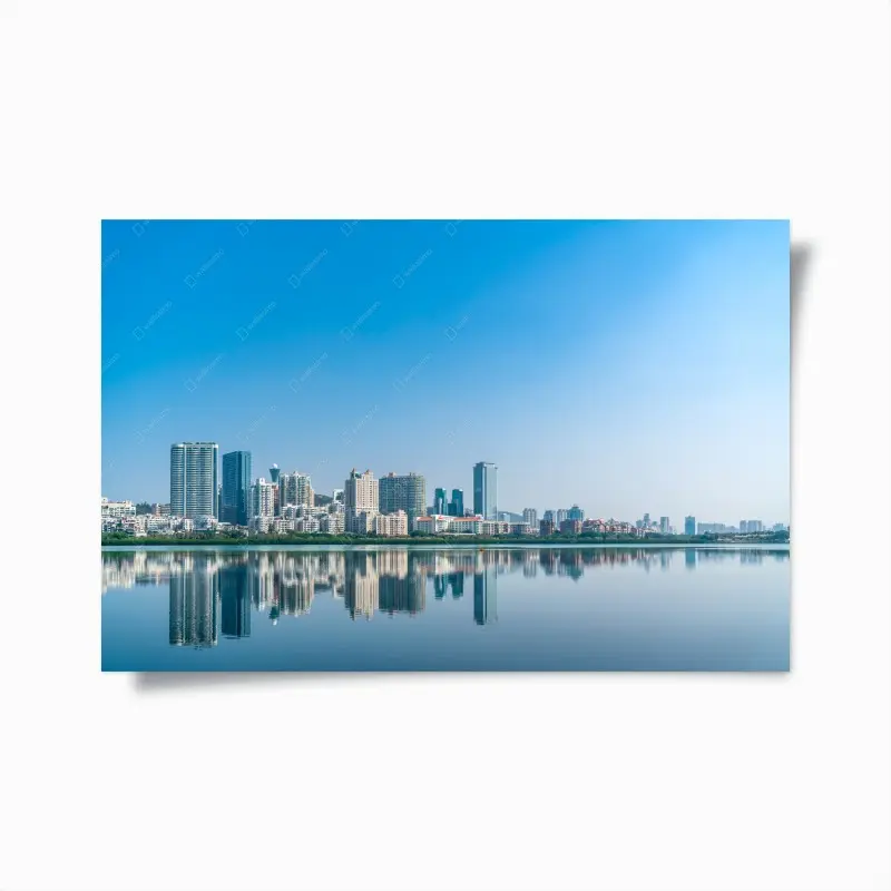 Poster ruhige stadtsilhouette mit spiegelung im wasser