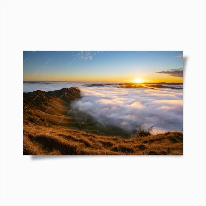 Poster sonnenaufgang über nebeligem bergtal